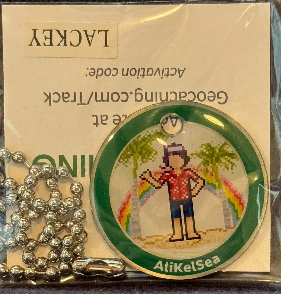 Etiqueta Lackey rastreable de geocaching - Nueva, sin activar, ilustraciones de píxeles originales Foto 1 de 1