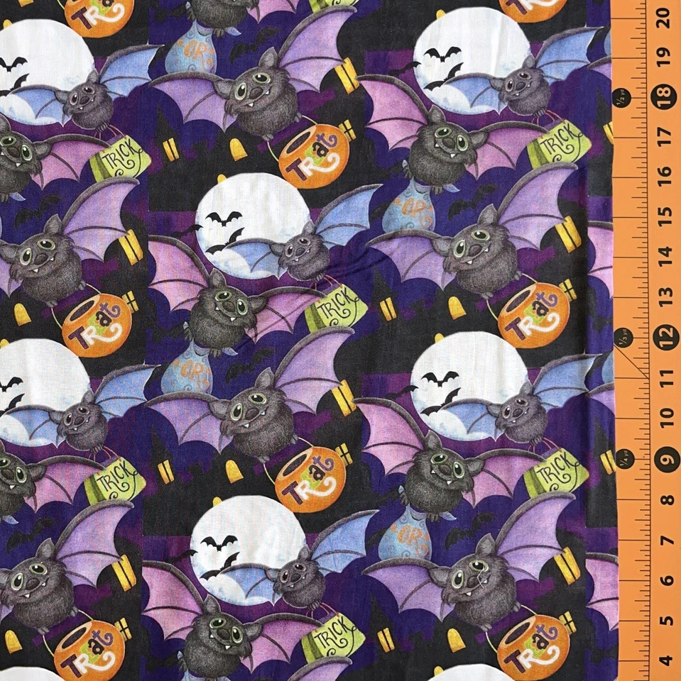 Tela de Halloween | Feliz murciélago inquietante luna púrpura | Patio de resortes Foto 1 de 1