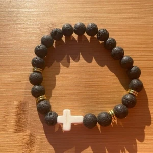 Armband mit schwarzem Lavastein weißem Stein gewaschenem Kreuz - Bild 1 von 6