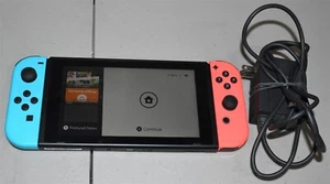 Nintendo Switch mit blauen & roten JoyCons - Bild 1 von 5