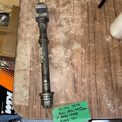Eje trasero Kawasaki Ninja ZX7R OEM con espaciadores y lavadoras 41068-1326 usado 1991-2003 Foto 1 de 4
