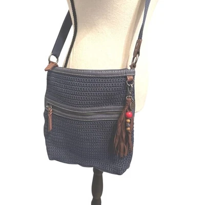 Bandolera The Sak Azul Marino Crochet Borla Dije Cremallera Bolsillo Bolso Cartera Foto 1 de 4