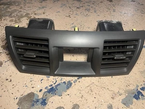 OEM TOYOT HIGHLANDER 2008-2013 FRONT CENTER DASH A/C AIR VENT TRIM BLACK - Bild 1 von 5