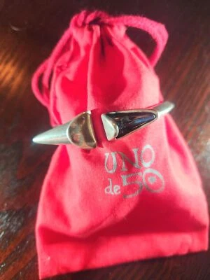 Pulsera Uno De 50 de plata y resina negra con bolsa roja Foto 1 de 4