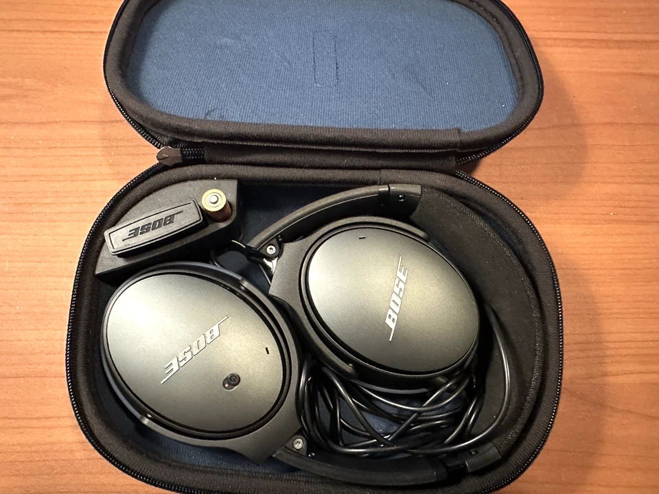 Auriculares con cable con cancelación de ruido acústico Bose QuietComfort 25 QC25 estuche negro Foto 1 de 4