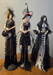 Lote de 3 Muñecas Borla en Atuendo Blanco y Negro con Soportes, 11" Alto - Imagen 1 de 5