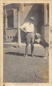 Antik 1915 Mann Airedale Terrier Hund 1910er Foto Hemd Krawatte Hut spielen springen - Bild 1 von 2