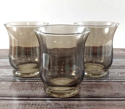 3) Candelabros votivos de huracán con patas iridiscentes gris pardusco Foto 1 de 4