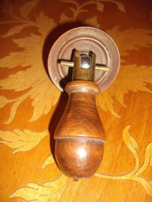 Poignée pendeloque ancienne de meuble en bois forme gland - Photo 1/4
