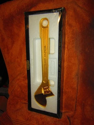 Llave cresant artesanal galvanizada en oro de 12" Foto 1 de 4