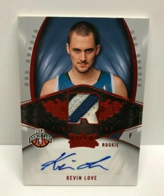 2008-09 Fleer Hot Prospects NBA ROJO Novato RPA Parche Tarjeta Automática Kevin Love #141  Foto 1 de 4