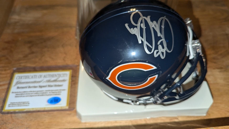 Chicago Bear Бернард Берриан.  Мини-футбольный шлем с автографом Riddell - Изображение 1 из 4