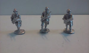 EWM PolInf005 1/76 Diecast WWII Three Polish Infantrymen Attacking - Picture 1 of 5