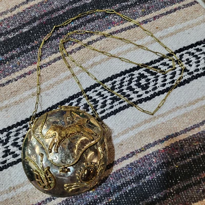 Cartera de metal latón plata única hecha a mano con temática de caballo firmada, cadena de latón Foto 1 de 4