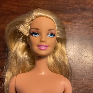 Barbie desnuda escena navideña 2008 rubia CEO cara muñeca P8790 para única clase - Imagen 1 de 10