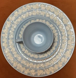 Wedgwood Queensware raro bordo liscio crema su blu set da 5 pezzi - Foto 1 di 8