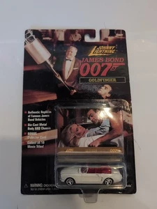 Johnny Lightning James Bond 007 Car w/ Trading Card 261-00 Goldfinger - Picture 1 of 3