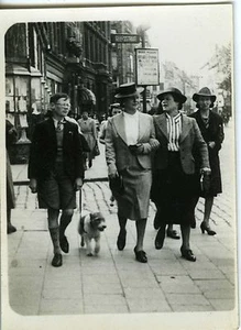 Amateur FOTO SNAPSHOT, 1940 Hund Dog FOX TERRIER Frauenpaar - Bild 1 von 1