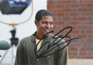 FOTO DE ACCIÓN FIRMADA 6x4 Doctor Who: Noel Clarke 'Mickey Smith' + certificado de autenticidad - Imagen 1 de 1