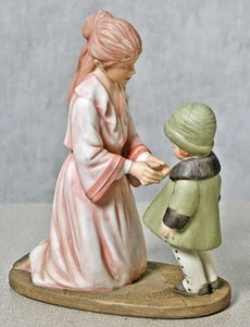 1981 Treasured Memories Enesco Porzellanfigur "Dressing Warm" - Bild 1 von 13