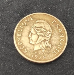 Nouvelles Hébrides pièce de 2 Francs 1978 seulement 150 000 exemplaires. - Picture 1 of 2