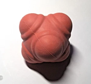 "Flummi" - lustiges Spielzeug - Würfel-Kugel-Hüpfball - Bild 1 von 2