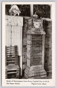 Cartolina Pigeon Cove MA fatta di giornali di ogni capitale negli Stati Uniti RPPC - Foto 1 di 2