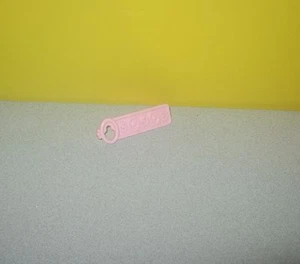 Mattel Barbie Grand Hotel Casa de Muñecas Rosa Cierre de Llave Pestillo Pieza de Repuesto - Imagen 1 de 1