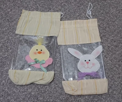 Dos bolsas de regalos de Pascua vintage de tela amarilla clara tirar de cuerda conejito y pollito Foto 1 de 4