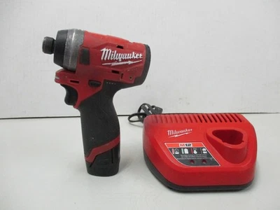 Driver de impacto hexagonal Milwaukee 2553-20 M12 12v 1/2" com bateria e carregador de 2,0 ah - Imagem 1 de 4