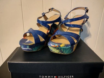 Sandalias de cuña Tommy Hilfiger TWJUSTINA azules florales talla 8M para mujer tacones de plataforma Foto 1 de 4
