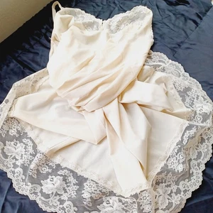 Vintage SHADOWLINE, 38, ivory silky full slip with lace - Picture 1 of 9