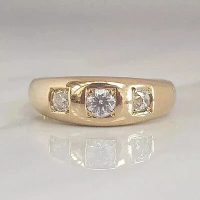 Anillo de compromiso de diamantes creados en laboratorio de corte redondo de 2 quilates enchapado en oro amarillo de 14 quilates para hombre Foto 1 de 3