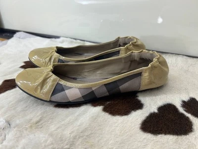 博柏利米色珠格漆皮 PVC 磨砂芭蕾平底鞋 38 码 — 第 1/4 张图片