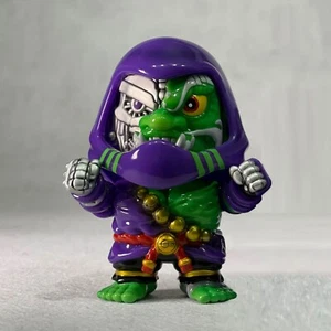 Figura Vinilo Limitada KAIJU ONE Daruma Deva Púrpura Verde Sofubi Modelo H9CM (3.5 pulgadas) - Imagen 1 de 2
