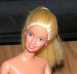 Barbie cola de caballo pelo rubio ~ cintura Twist 'n Turn ~ pendientes ~ desnuda - Imagen 1 de 6