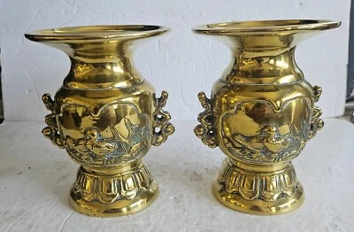 Par de jarrones acampanados chinos de latón macizo pulido vintage. Patos, tortugas Foto 1 de 4