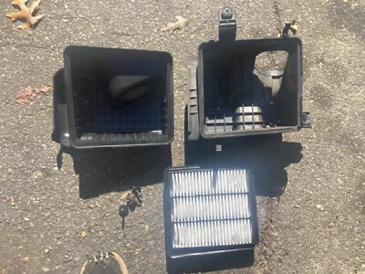 2008 Hyundai Azera       OEM Used      Air Cleaner Box Assembly    Free Shipping - Image 1 of 4