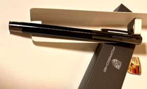 PORSCHE Macan Neuheit schwarz/silber Carbon Kappe Typ Kugelschreiber mit Box selten - Bild 1 von 5