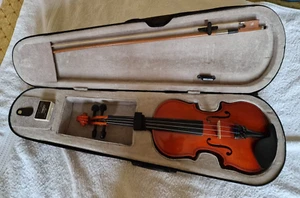 Half size Violin with bow, hard case and rosin block - Picture 1 of 9