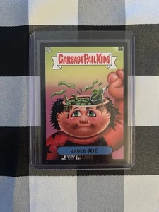 2025 Topps Garbage Pail Kids Battle Of The Bands 131/199 Jaded Joe - Bild 1 von 7
