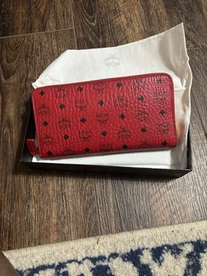 Auténtica billetera continental MCM de cuero rojo con cremallera alrededor Foto 1 de 4