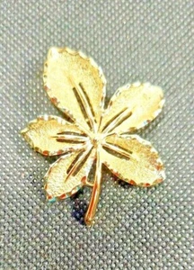 Nice Vintage Signed Sarah Coventry Brooch Leaf Brushed and Smooth Gold Tone 2" - Picture 1 of 5