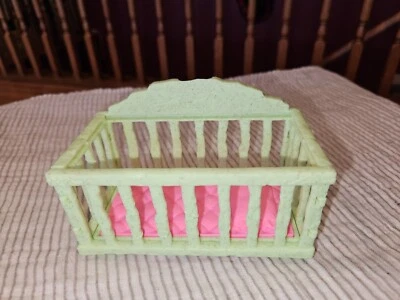 复古绿色和粉红色婴儿床带恐龙可能的火石 — 第 1/4 张图片