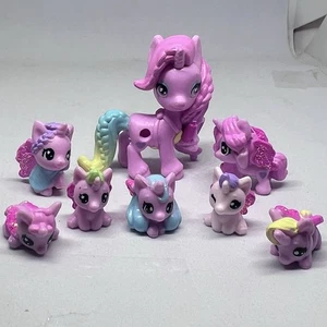 Hatchimals CollEGGtibles Einhorn Familie 8 Stück Einhörner Mini Figuren Rosa A1 - Bild 1 von 4