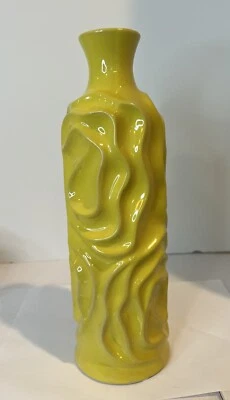 Jarrón cilíndrico redondo de cerámica Urban Trends lados arrugados amarillo brillante Foto 1 de 4