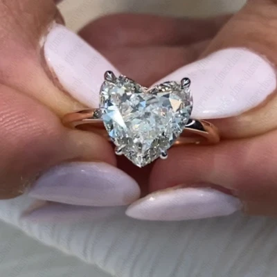 Anillo de compromiso con halo oculto de moissanita con corazón de 3,10 quilates en oro sólido de dos tonos de 14 K Foto 1 de 4