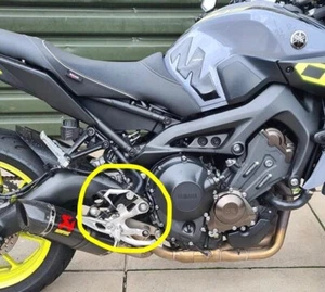Yamaha MT09 FUSSSTIFT FERSENPLATTE FARBSCHUTZ SCHWARZ GLÄNZEND FZ09 TRACER 2014-20 - Bild 1 von 9