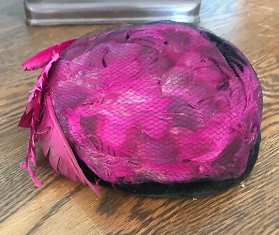 Sombrero de plumas fucsia y negro años 40 púrpura rosa rugiente red años 40 Foto 1 de 4