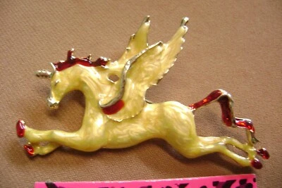 НОВЫЙ С ЯРЛЫКАМИ BETSEY JOHNSON ЕДИНОРОГ PEGASUS ЛОШАДЬ ЭМАЛИРОВАННАЯ БРОШЬ.  ПРОДАВЕЦ ИЗ США - Изображение 1 из 4